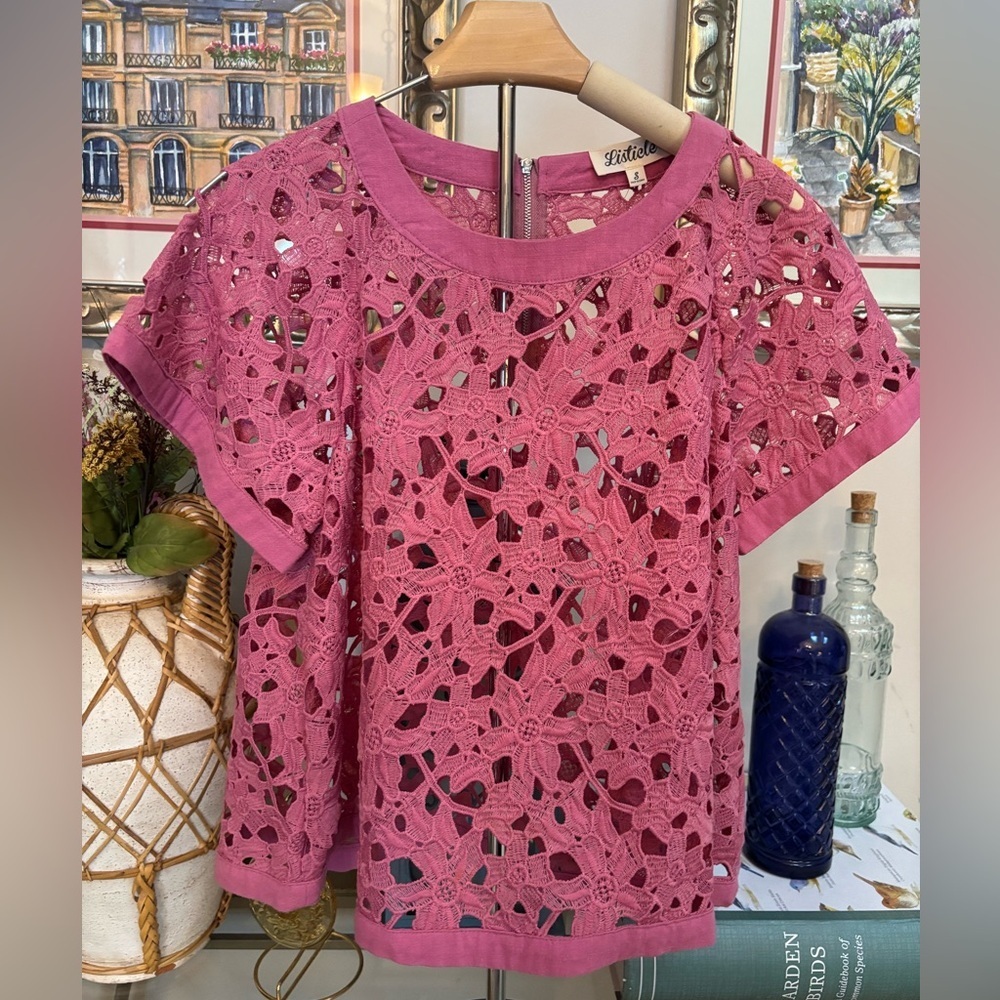 LISTICLE PINK FLORAL LACE CUT-OUT CROPPED SHORT SLEEVE TOP BLOUSE SIZE S-M